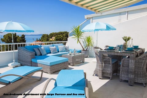Property building, View (from property/room), Balcony/Terrace, Seating area, Sea view