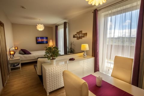 TV and multimedia, Living room, Photo of the whole room, Dining area, Bedroom