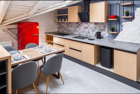 Dining area, minibar