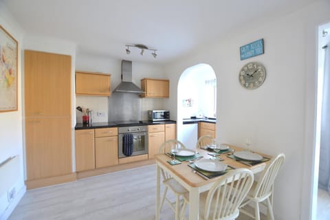 Kitchen or kitchenette, Dining area, dishwasher, minibar, pet friendly, stove, toaster