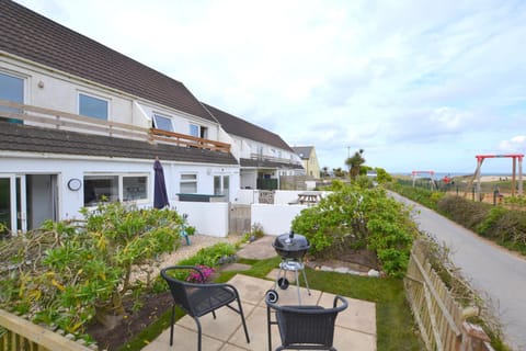 Property building, Patio, Balcony/Terrace