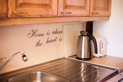 Coffee/tea facilities, Kitchen or kitchenette, Dining area