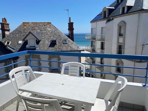 Quiberon : 2 pièces avec balcon, animaux acceptés, parking étroit - FR-1-478-112 Apartment in Quiberon