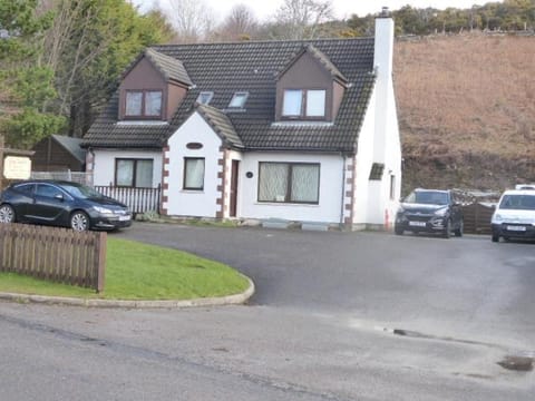 Dacama House Accommodation Bed and Breakfast in Ullapool