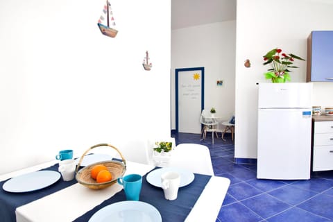 Kitchen or kitchenette, Living room, Seating area, Dining area, kitchen