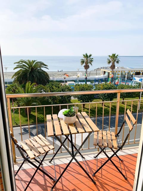 Nearby landmark, Restaurant/places to eat, Natural landscape, View (from property/room), Beach, Sea view, Sea view, Supermarket/grocery shop, Shopping Area