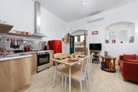 Kitchen or kitchenette, Food and drinks, Dining area, Food