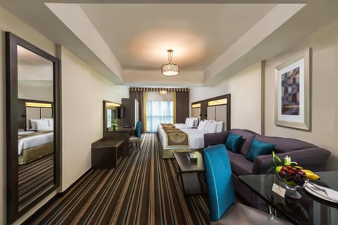 Bed, TV and multimedia, Living room, Photo of the whole room, Seating area, Bedroom, hair dresser