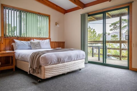 Bed, Bedroom, Garden view, Mountain view, Sea view