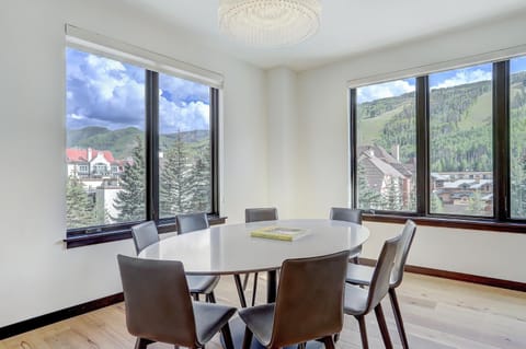 The Lion Vail- 4 BR Modern Mountain Luxury Apartment in Vail