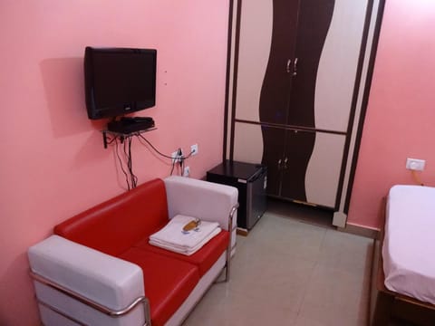 Day, TV and multimedia, View (from property/room), Seating area, Bedroom