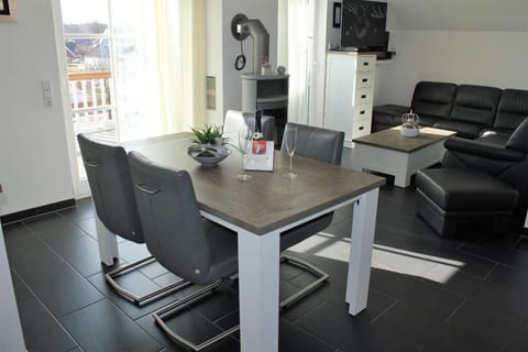 TV and multimedia, Living room, Seating area, Dining area