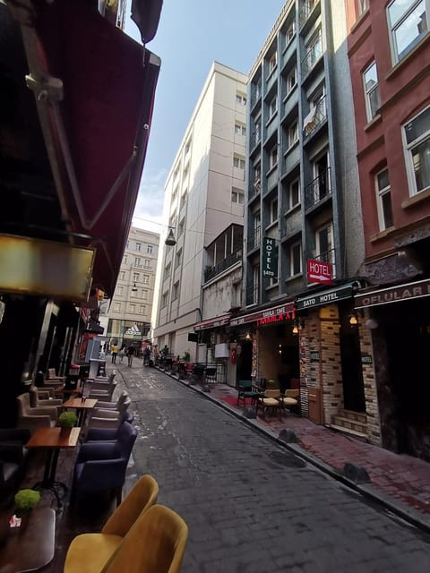 Property building, Day, Neighbourhood, City view, Street view, Street view, Location, Quiet street view