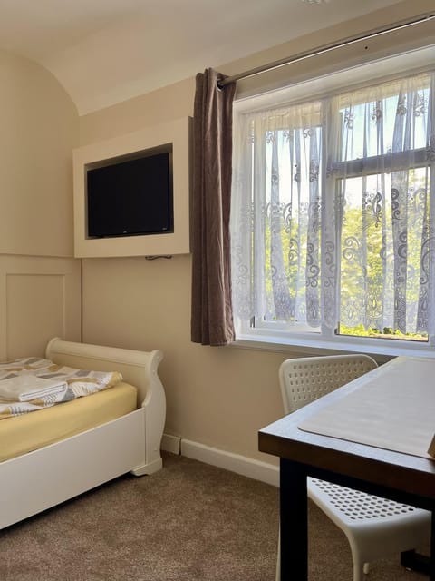 Bed, TV and multimedia, Photo of the whole room, Seating area, Bedroom