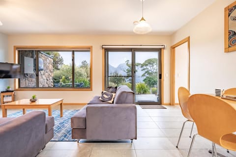 TV and multimedia, View (from property/room), Living room, Seating area, Landmark view, Mountain view