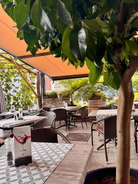 Restaurant/places to eat, Restaurant/places to eat, Garden