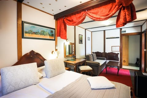 Bed, Photo of the whole room, Seating area, Bedroom