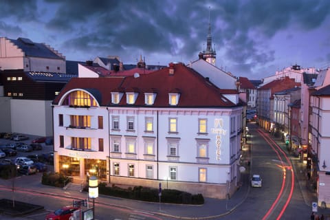 Property building, Facade/entrance, Night, Neighbourhood, Location, Parking