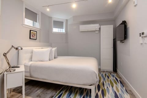Bed, TV and multimedia, View (from property/room), Bedroom