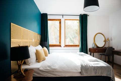 Bed, Day, Photo of the whole room, Bedroom, Garden view