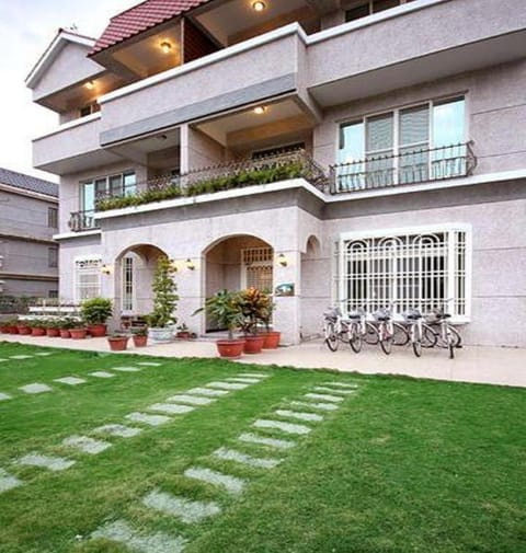 Property building, Patio, Facade/entrance, Garden