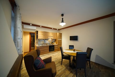 TV and multimedia, Kitchen or kitchenette, Living room, Seating area, Dining area