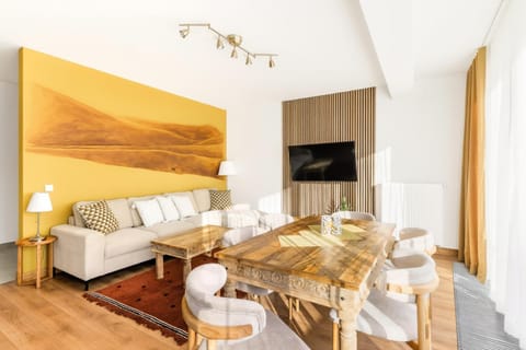 TV and multimedia, Living room, Seating area, Dining area