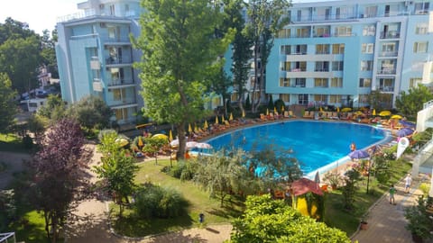 Property building, Day, Swimming pool