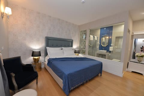 Bed, Photo of the whole room, Decorative detail, Bedroom