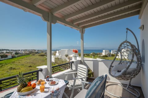 Day, Natural landscape, View (from property/room), Balcony/Terrace, Food and drinks, Seating area, Dining area, Food, Sea view