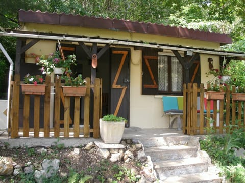 Property building, Patio, Facade/entrance