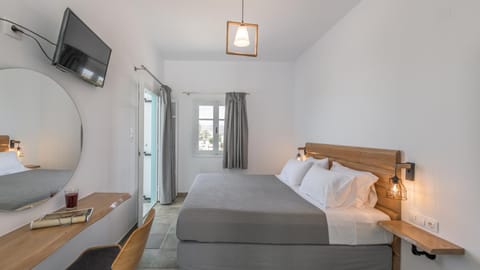 Bed, TV and multimedia, Photo of the whole room, Bedroom