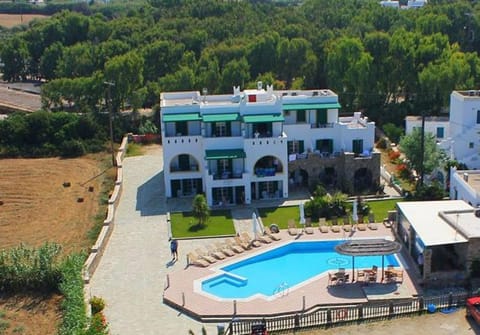 Property building, Day, Neighbourhood, Natural landscape, Bird's eye view, Garden, Garden view, Pool view, Swimming pool, Location, Parking, sunbed