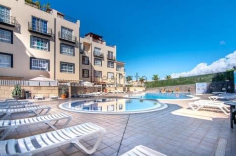 Property building, Day, Natural landscape, Pool view, Swimming pool, Swimming pool, Location, sunbed