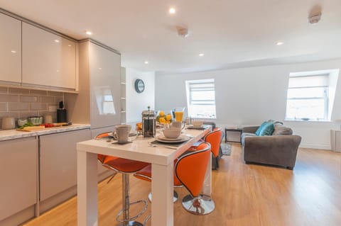 Coffee/tea facilities, Kitchen or kitchenette, Living room, Seating area, Dining area