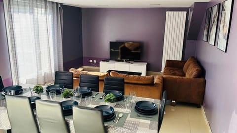 100m2 2 chambres 8 personnes - Grand parking et terrasse privée - Proche CDG-Parc expositions-Paris-Astérix-Disney Apartment in Île-de-France