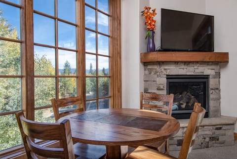 Frisco Sports Chalet Tenmile Condo: Stylish, On Shuttle Route Apartment in Frisco