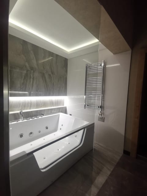 Hot Tub, Bath