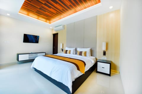 Bed, TV and multimedia, Bedroom, Swimming pool, Breakfast