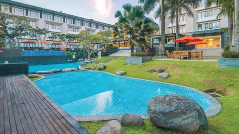 Property building, Restaurant/places to eat, Swimming pool, Breakfast