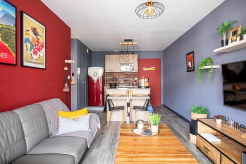 TV and multimedia, Kitchen or kitchenette, Living room, Photo of the whole room, Decorative detail, Seating area, Dining area