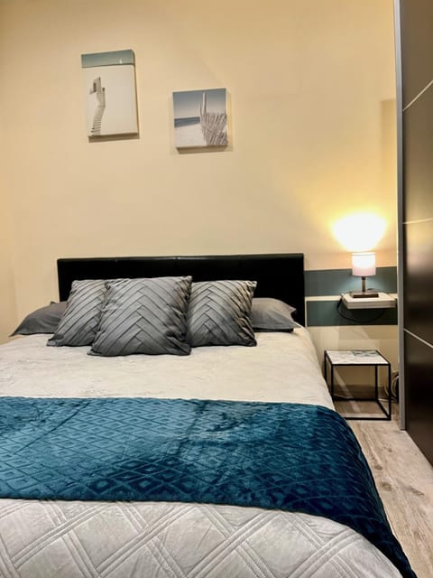 Bed, Night, Photo of the whole room, Bedroom