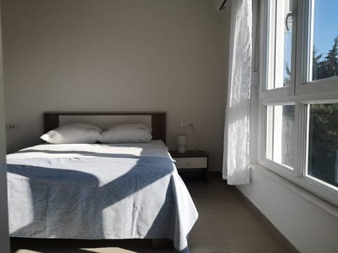 Bed, Garden view, Sea view