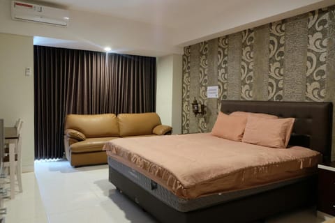 Bed, Photo of the whole room, Seating area, Bedroom, air conditioner