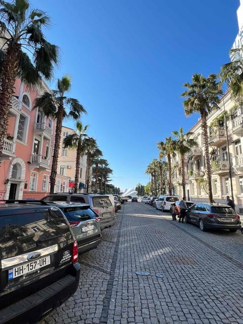 Facade/entrance, Neighbourhood, City view, Street view, Location, Parking