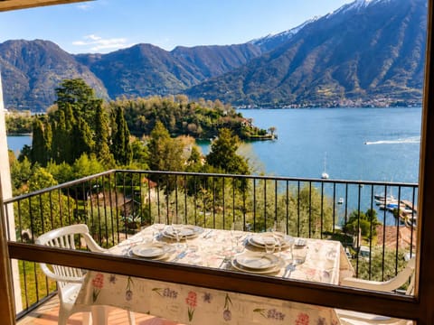 Balcony/Terrace, Dining area, Lake view