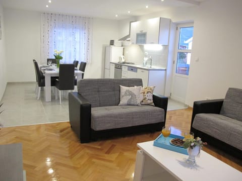 Communal lounge/ TV room, TV and multimedia, Kitchen or kitchenette, Living room, Dining area