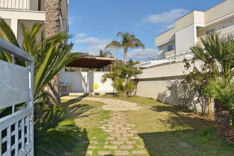 Facade/entrance, Garden
