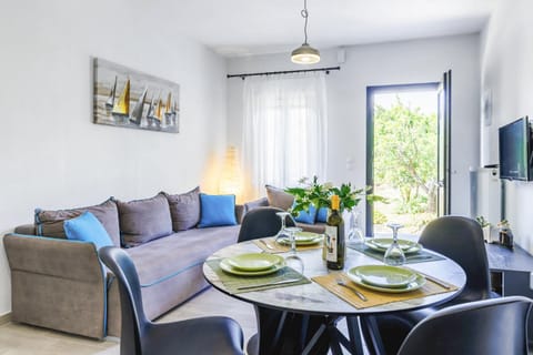 TV and multimedia, Living room, Seating area, Dining area
