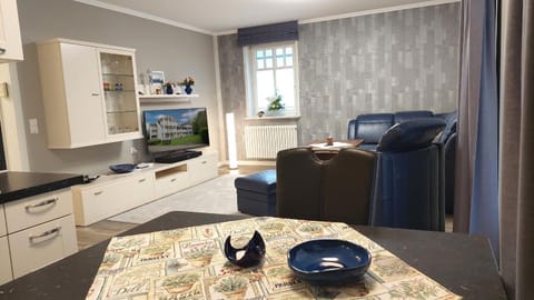 TV and multimedia, Living room, Seating area, Dining area